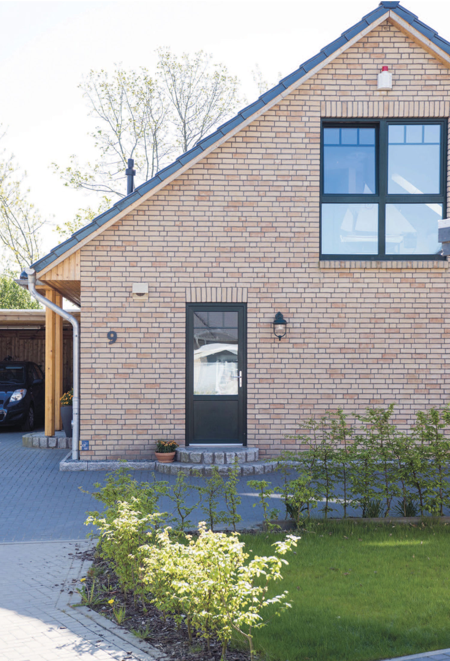 Haus-Bohnert, Satteldach-Haus mit buntem Klinker