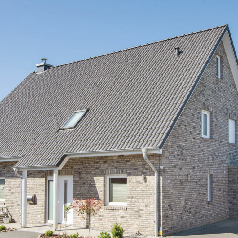 Haus-Fleckeby-Satteldachhaus mit hellgrauem Klinkersteinen