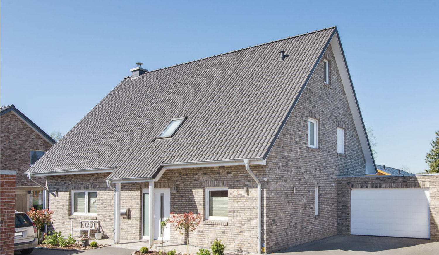 Haus-Fleckeby-Satteldachhaus mit hellgrauem Klinkersteinen