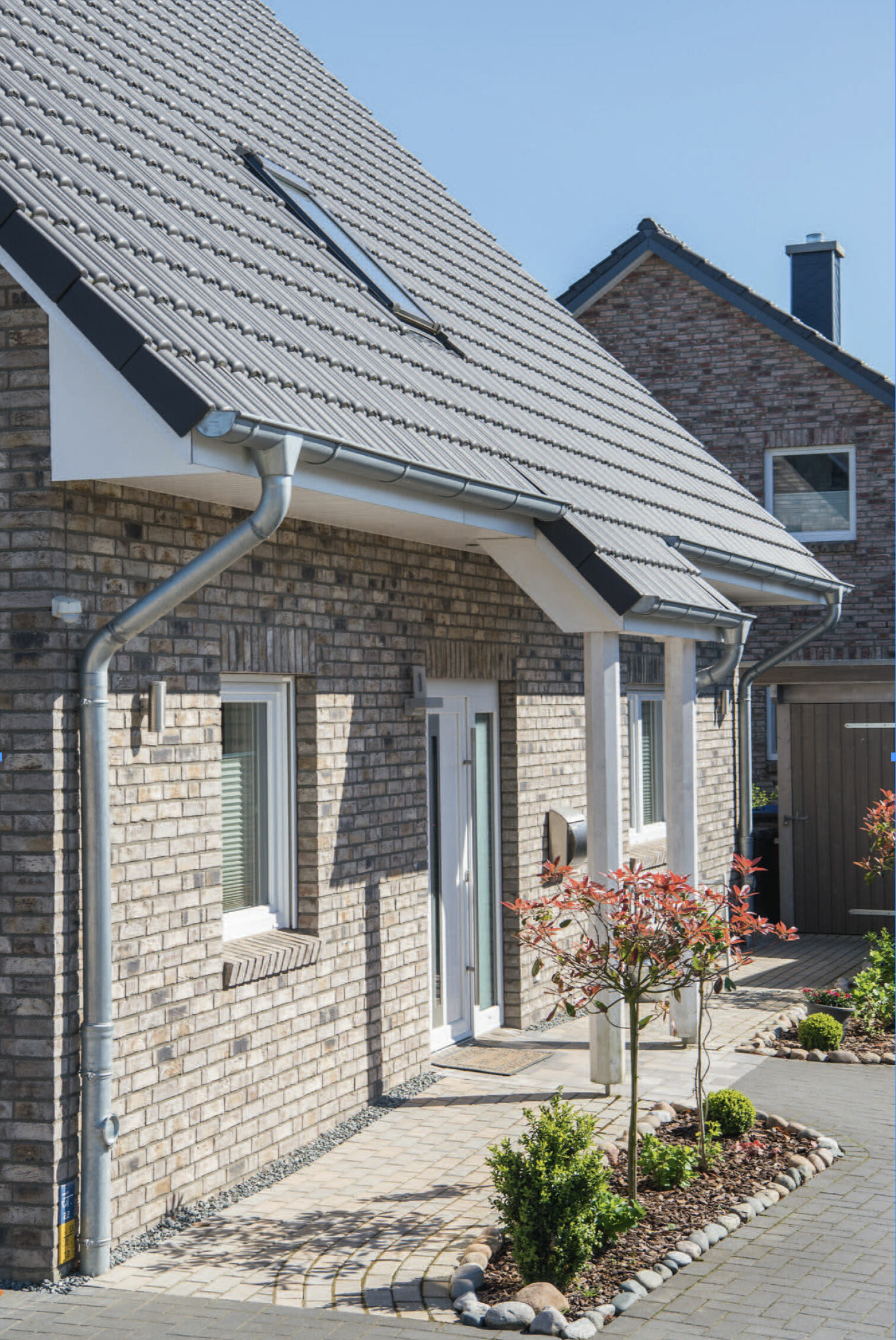 Haus-Luerschau-Satteldach-bunter Klinker