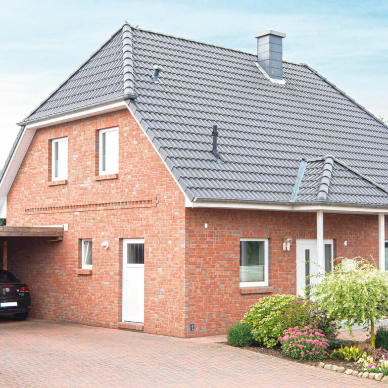 Haus Rieseby-Stein auf Stein gemauert, roter Klinkerstein-Satteldach