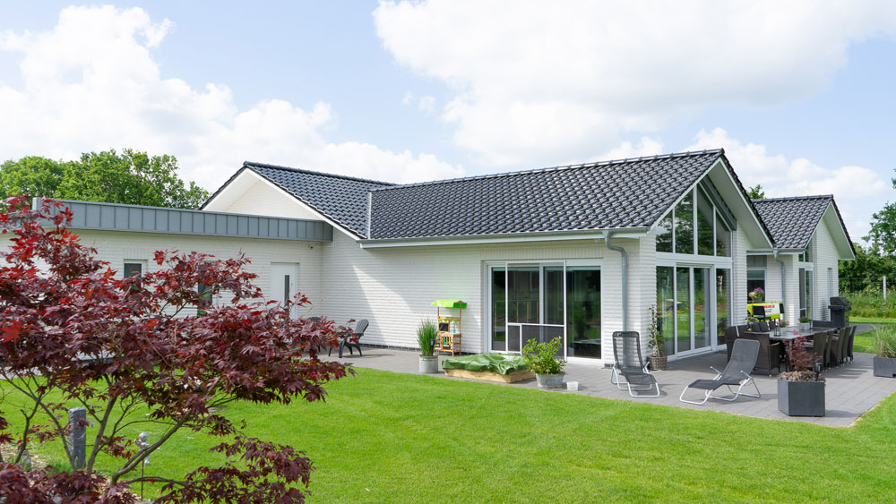 Haus-Hand-Garten-mit-Spielgeräten-und-Ruhebereich